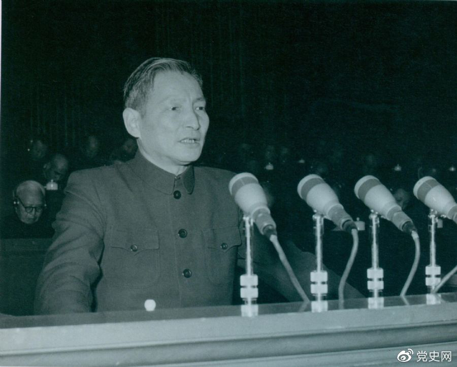 1956年12月，陈云在中华工商业联合会第二届会员代表大会上作报告。